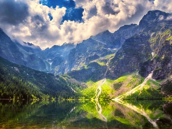 Şaşırtıcı doğa, dağ dağ Gölü manzaralı yaz manzara mavi bulutlu gökyüzü ve yansıma su, Morske Oko (göz deniz), Tatra Dağları, Zakopane, Polonya