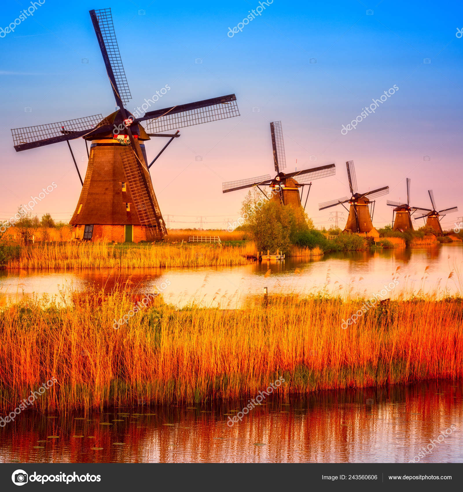 Increible Naturaleza Paisaje Panoramico Atardecer Molinos Viento Cielo Azul Agua Foto De Stock C Lugrin 243560606
