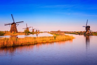 Doğa doğal günbatımı manzara, yel değirmenleri, mavi gökyüzü ve su şaşırtıcı. Geleneksel Hollanda kırsal, doğal, Hollanda (Hollanda popüler turistik fabrikalarının ünlü Köyü)