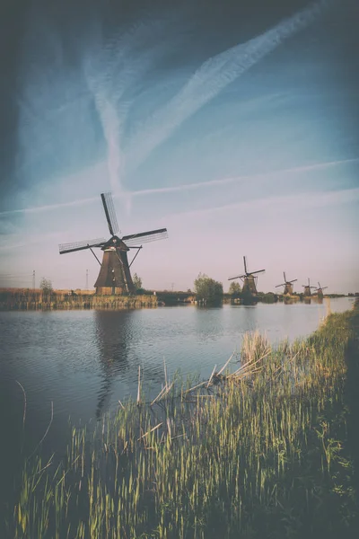 Geweldige Natuur Schilderachtige Vintage Landschap Met Windmolens Lucht Water Traditionele — Stockfoto