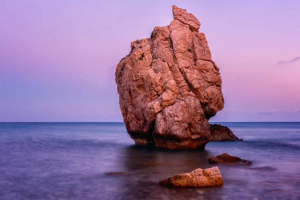 Afroditas Rock ou Petra tou Romiou, o berço da divindade Afrodite, Paphos, Chipre. Incrível cenário do pôr-do-sol — Fotografia de Stock
