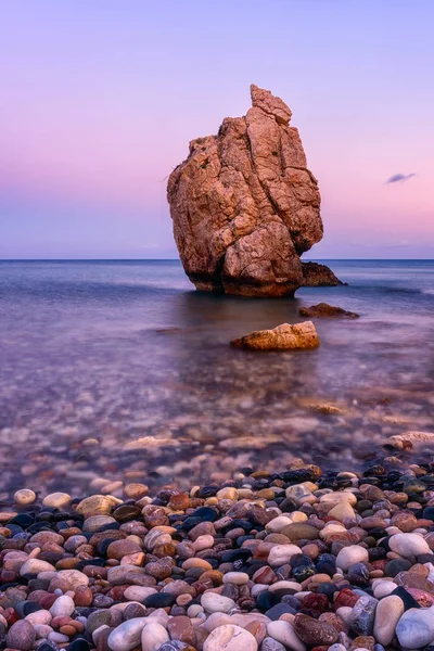 Aphroditen Felsen oder Petra tou romiou, der Geburtsort der Gottheit Aphrodite, Paphos, Zypern. atemberaubende Meereslandschaft bei Sonnenuntergang mit Felsen und Meeressteinen — Stockfoto