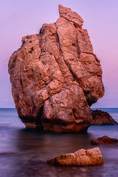 Aphrodites rock eller Petra tou Romiou, födelse platsen för Goddness Aphrodite, Paphos, Cypern. Fantastisk Sunset Seascape med sten och havs stenar — Stockfoto