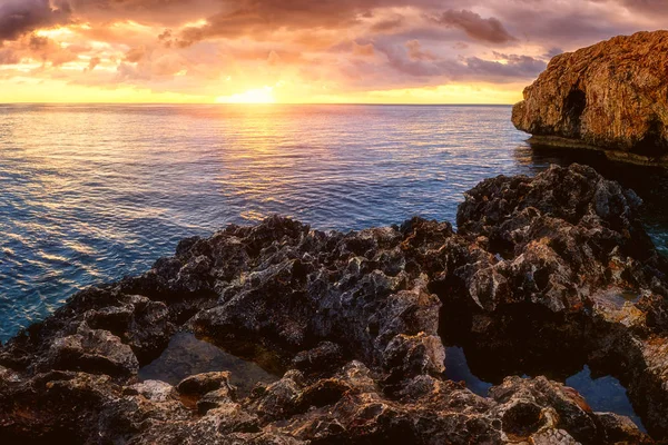 Natureza incrível paisagem marinha, nascer do sol no Cavo Greko, Ayia Napa, Chipre — Fotografia de Stock