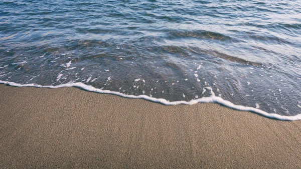 Playa de arena y el océano o la ola de mar, fondo de la naturaleza — Foto de Stock
