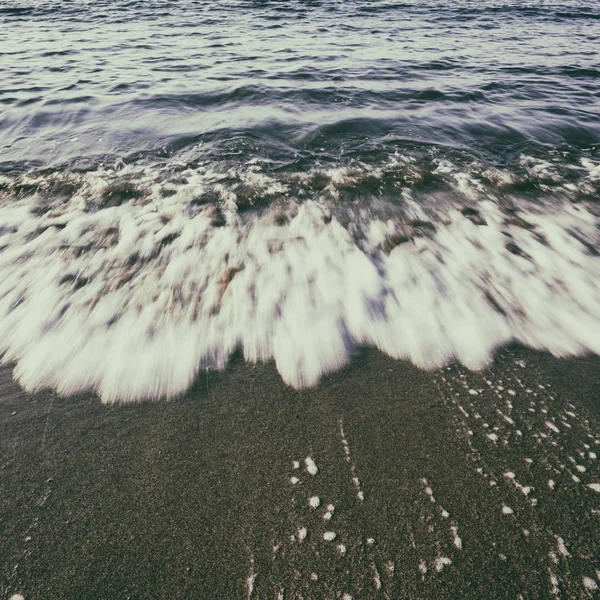 Playa de arena y el océano o la ola de mar, fondo de la naturaleza — Foto de Stock