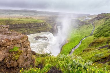Gullfoss şelale, şaşırtıcı doğa, İzlanda yaz manzara, seyahat arka plan