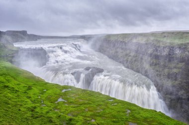 Gullfoss şelale, şaşırtıcı doğa, İzlanda yaz manzara, seyahat arka plan