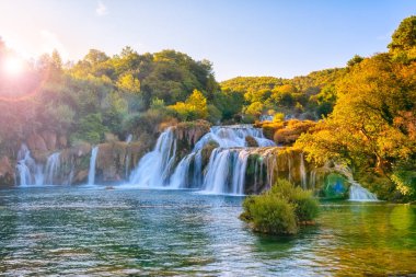 İnanılmaz doğa manzara, şelale Skradinski topk, Krka Ulusal Parkı, Hırvatistan