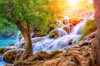 İnanılmaz doğa manzara, şelale Skradinski topk, Krka Ulusal Parkı, Hırvatistan