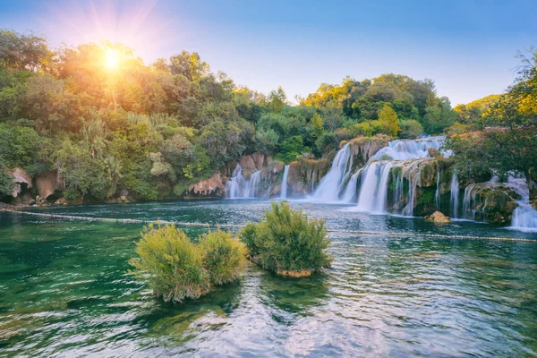 Csodálatos természeti táj, vízesés Skradinski Buk, Krka Nemzeti Park, Horvátország — Stock Fotó