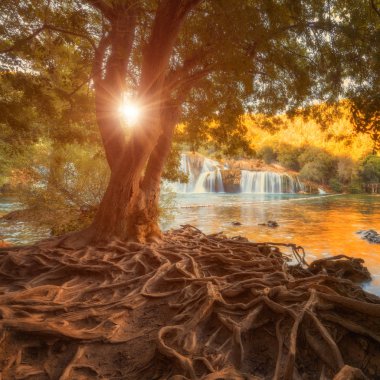 İnanılmaz doğa manzara, şelale Skradinski topk, Krka Ulusal Parkı, Hırvatistan
