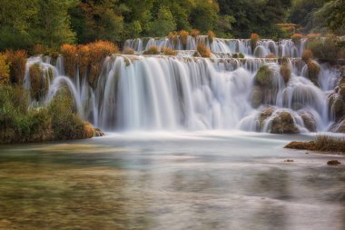 İnanılmaz doğa manzara, şelale Skradinski topk, Krka Ulusal Parkı, Hırvatistan