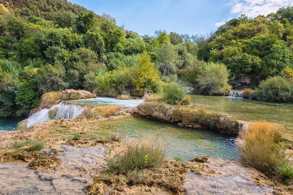 Natuur overdag landschap-waterval Cascades omgeven door groen bos, nationaal park Krka, Kroatië — Stockfoto