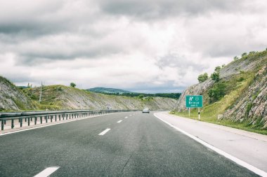 Hırvatistan 'daki resim otoyolu (otosesta A), sivri uçlu ana otomobil yolu. Fantastik bulutlu gündüz manzarası, hareketli çekim