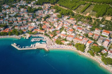 Hırvatistan, Dalmaçya 'daki Makarska Riviera' nın muhteşem hava manzarası. Adriyatik deniz kıyısındaki popüler turizm beldelerinin gündüz manzarası kayalık Dinara dağlarının eteklerinde, dış seyahat arka planında