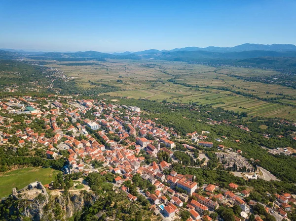 Vista Aérea Imotski Uma Pequena Cidade Interior Dalmácia Com Fortaleza — Fotografia de Stock