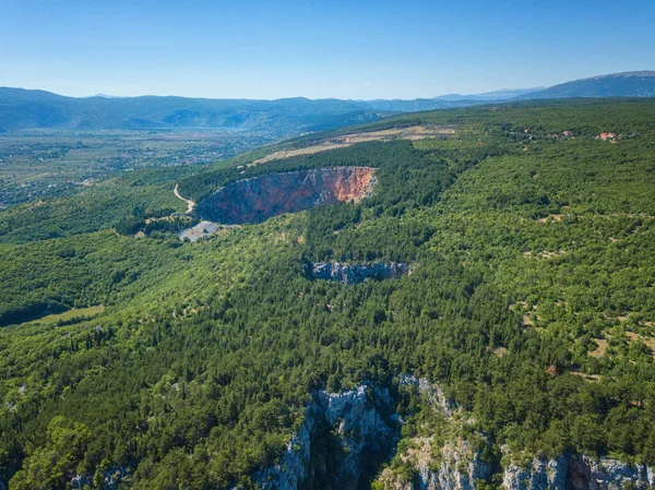 Imotski附近夏季风景的空中景观 有红湖 Crveno Jezero 火山口和蓝天 达尔马提亚受欢迎的旅游胜地 克罗地亚室外旅游背景 — 图库照片