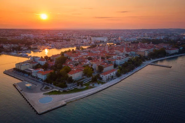 ザダル旧市街の空中ビュー 素晴らしい日の出の街並み ダルマチア クロアチア アドリア海沿岸の有名な観光地 太陽が昇る屋外旅行のカラフルな背景 — ストック写真