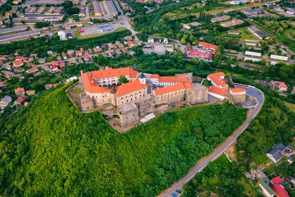 Ortaçağ şatosu Palanok, Mukachevo (Munkacs), Transcarpathia (Zakarpattia), Ukrayna 'nın havadan görünüşü. Eski mimari, yeşil ağaçlar ve kasaba ile yaz manzarası, dış seyahat arka planı