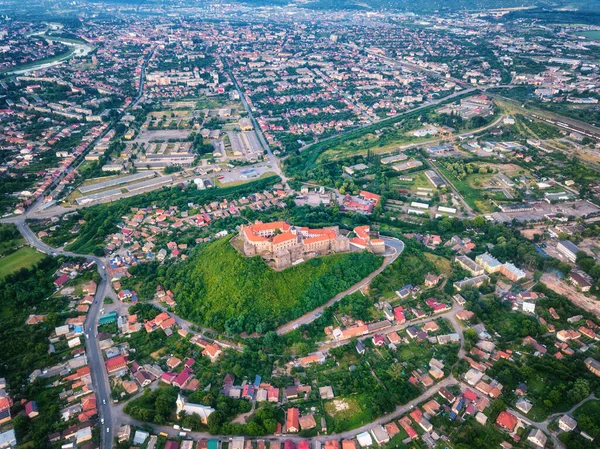Ortaçağ şatosu Palanok, Mukachevo (Munkacs), Transcarpathia (Zakarpattia), Ukrayna 'nın havadan görünüşü. Eski mimari, yeşil ağaçlar ve kasaba ile yaz manzarası, dış seyahat arka planı