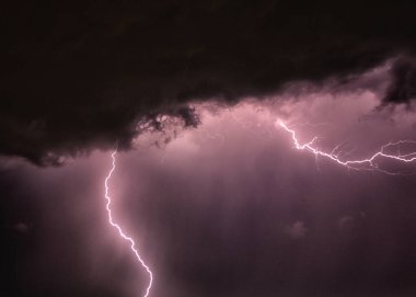 Fırtınalı gece gökyüzünde şimşek çakması bulutlar, fırtına sırasında doğa olayı, doğanın gücü.