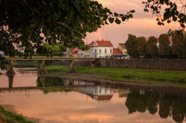 Günbatımında Uzhhorod 'un inanılmaz şehir manzarası, Uzh, Zakarpattia, Ukrayna, Doğu Avrupa nehri üzerindeki eski Avrupa kentinin manzarası