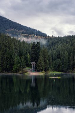 Karpatlar 'ın berrak sularında yansıması olan Alp Gölü Synevyr (Karpatlar' ın deniz gözü) manzarası, en sevilen turistik yer, sisli bahar manzarası, Zakarpattia, Ukrayna