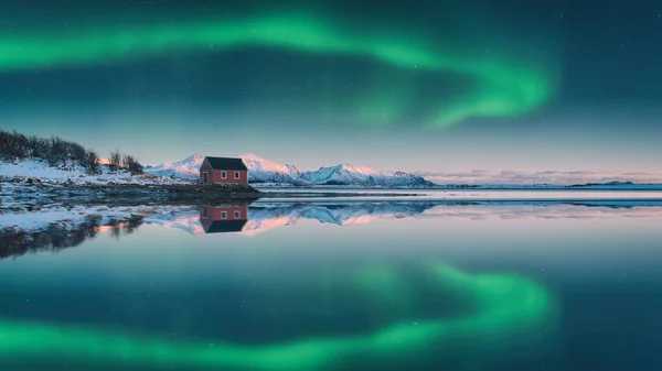 Erstaunliche Winternachtslandschaft Mit Nordlichtern Oder Polarlichtern Über Den Bergen Einsamem — Stockfoto