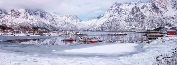 Fantastiskt Vinterlandskap Nordnorge Vacker Panoramautsikt Över Snöiga Bergen Fjord Med — Stockfoto