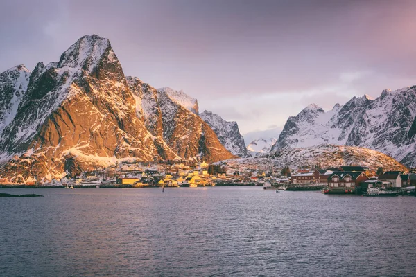 Kända Fiskebyn Reine Lofoten Öarna Nordnorge Dramatisk Vinter Landskap Med — Stockfoto