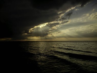 Zachod slonca nad morzem.