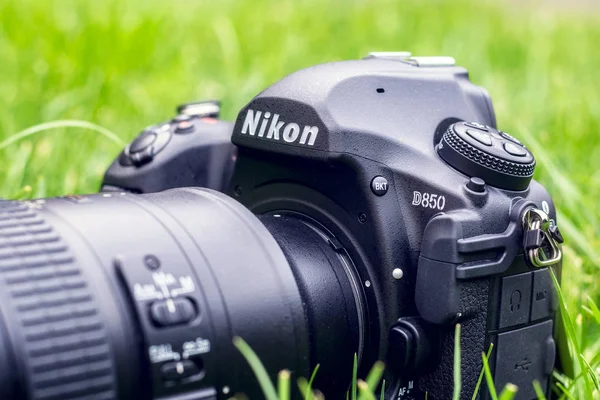 Kiev, Ukraina 16.05.2018 - Nikon D850 kamera närbild med Nikkor 70-200 objektiv i en gräs — Stockfoto