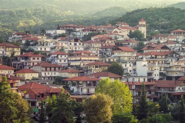 Castle Litochoro görünümüne ile şehir binaları ve road, Yunanistan