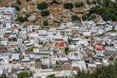 Lindos - antik kent kalıntıları ve standart binalar ile. Rodos, Yunanistan
