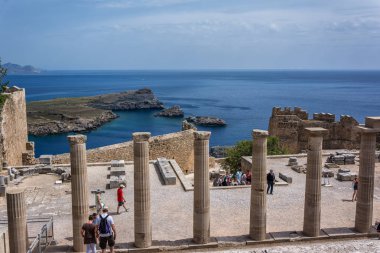 Lindos - antik kent kalıntıları ve standart binalar ile. Rodos, Yunanistan