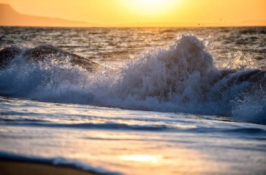 Günbatımı ve Girit Adası Rethymno town yakınındaki fırtınalı denizde. Yunanistan, Crete Adası