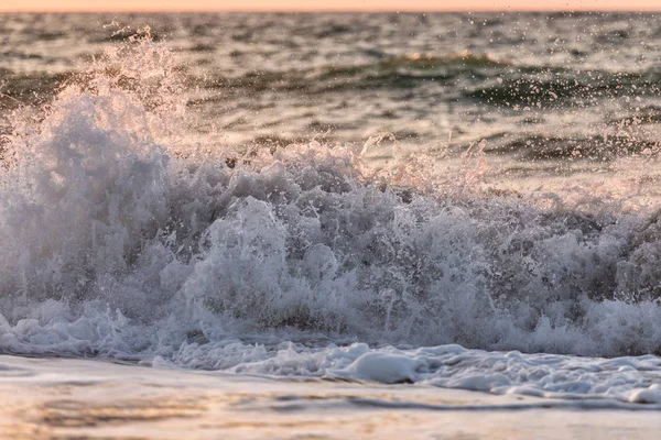Günbatımı ve Girit Adası Rethymno town yakınındaki fırtınalı denizde. Yunanistan, Crete Adası