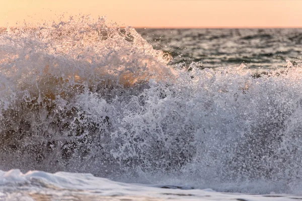 Günbatımı ve Girit Adası Rethymno town yakınındaki fırtınalı denizde. Yunanistan, Crete Adası