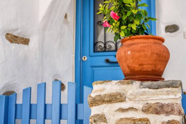 Cyclades stil sokakları ve mimari Lefkes köyde. Paros Island, Yunanistan