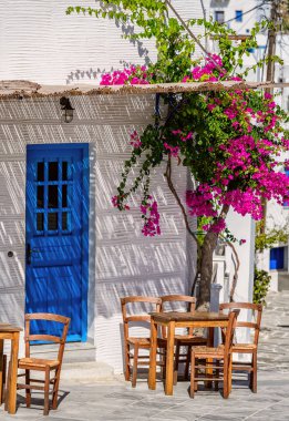 Cyclades stil sokakları ve mimari Lefkes köyde. Paros Island, Yunanistan