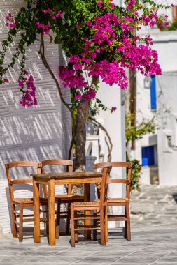 Cyclades stil sokakları ve mimari Lefkes köyde. Paros Island, Yunanistan