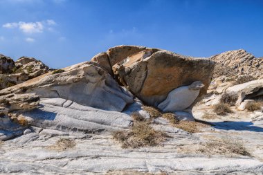 Ünlü Kolimbitres plaj ve büyük taşlar: Paros, Yunanistan. Cyclades Adası