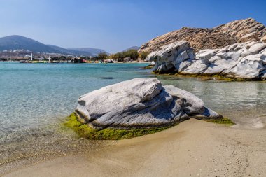 Ünlü Kolimbitres plaj ve büyük taşlar: Paros, Yunanistan. Cyclades Adası