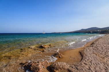 ANTIPAROS Island, Yunanistan ile kristal mavi su ve şaşırtıcı güzel doğası kez .