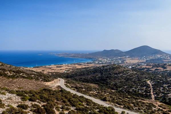クリスタル ブルーの水と素晴らしい Antiparos ギリシャの島の美しい自然の景観します — ストック写真