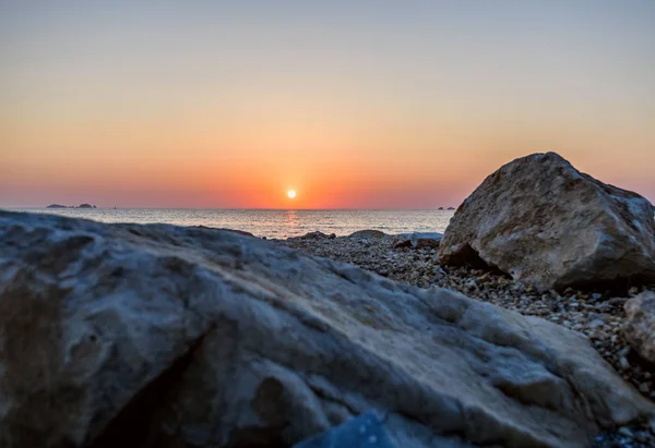 Increíble Puesta Sol Isla Paros Grecia Playa Rocosa Hermoso Atardecer —  Fotos de Stock