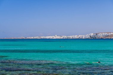 Naussa pitoresk görünümüne Kolymbithres Plajı. Paros Island, Yunanistan