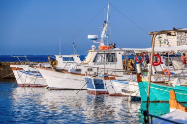 Günbatımı Naoussa limanda. Paros Island, Yunanistan