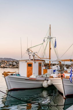 Günbatımı Naoussa limanda. Paros Island, Yunanistan